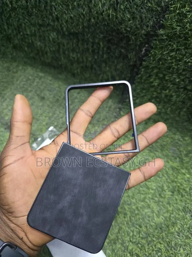 Samsung Galaxy Z Flip 7/8 Faded Black Case · Photo 1