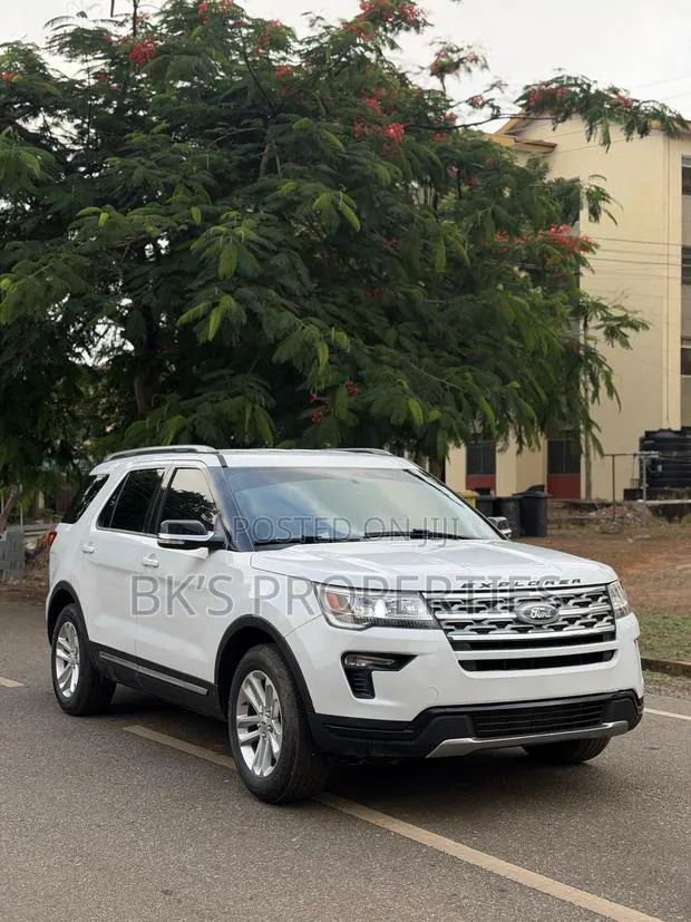 Ford Explorer 2017 White · Photo 1