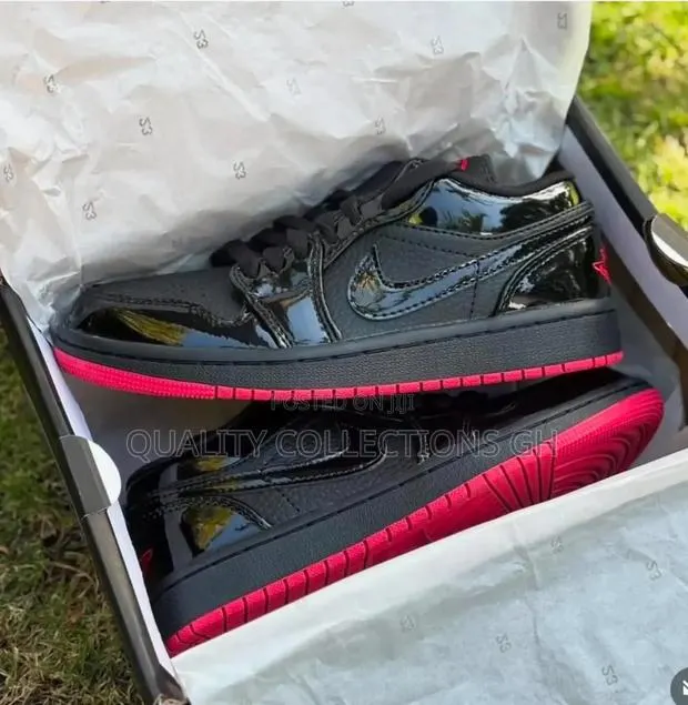 Jordan 1 Low Black With Red Sole · Photo 1