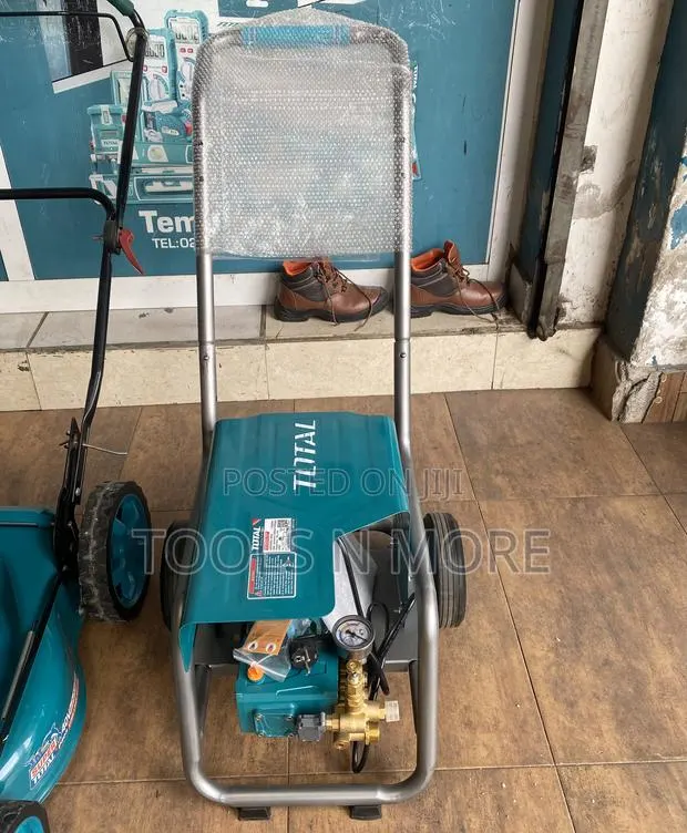 Total Commercial Pressure Washer 2400w · Photo 1