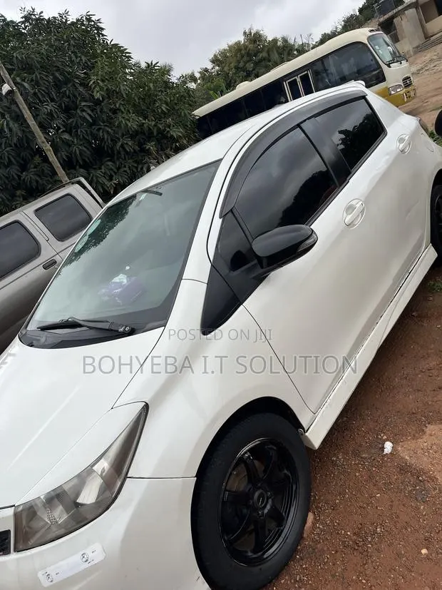 Toyota Vitz 1.5 FWD 3dr 2015 White · Photo 1