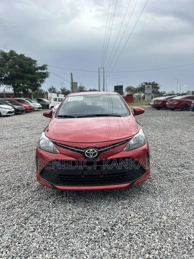 Toyota Yaris SE Hatchback 5dr 2018 Burgundy · Photo 1