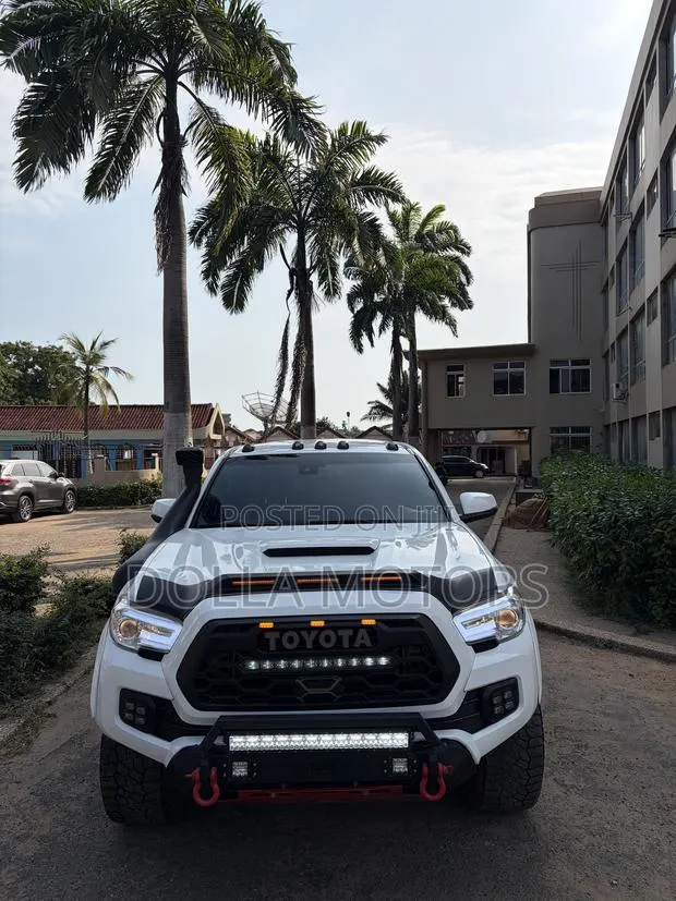 Toyota Tacoma 2022 White · Photo 1