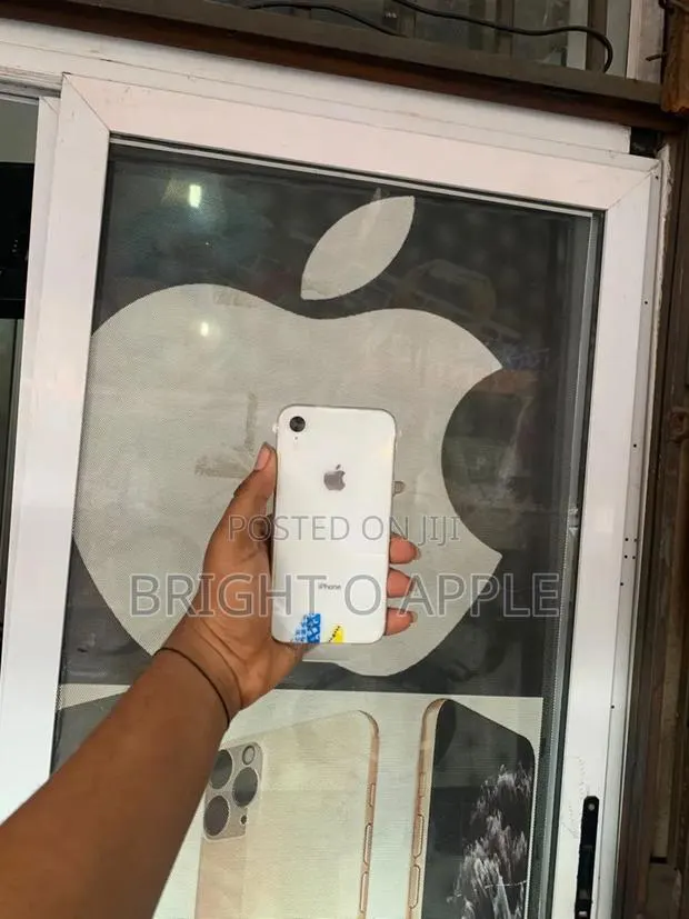 New Apple iPhone XR 128 GB White · Photo 1