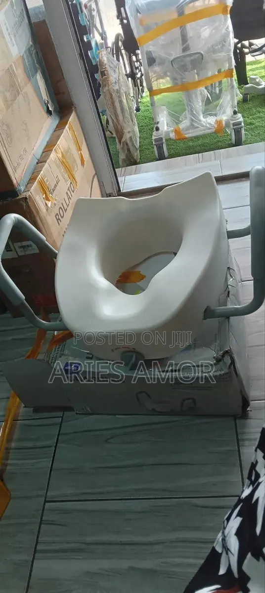 Guardian Raised Toilet Seat · Photo 1