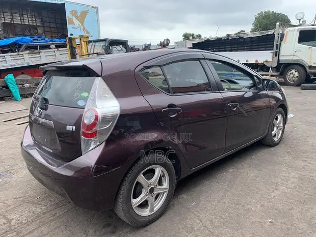 Toyota Aqua 2013 Maroon · Photo 1
