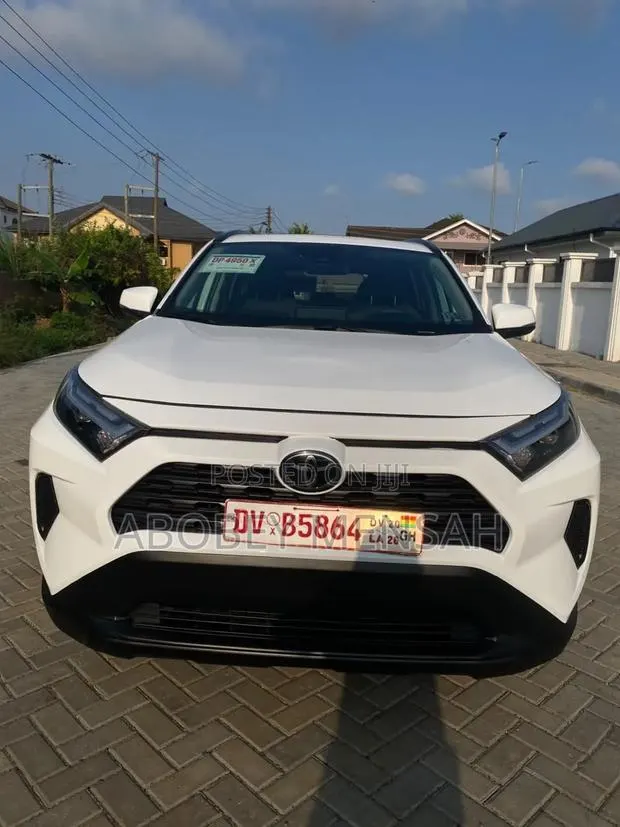 Toyota RAV4 XLE 2025 White · Photo 1