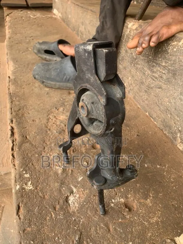 Toyota Voxy Engine Mount · Photo 1