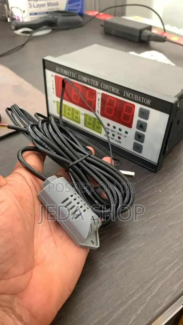 Xm18 White Face Temperature Controller · Photo 1