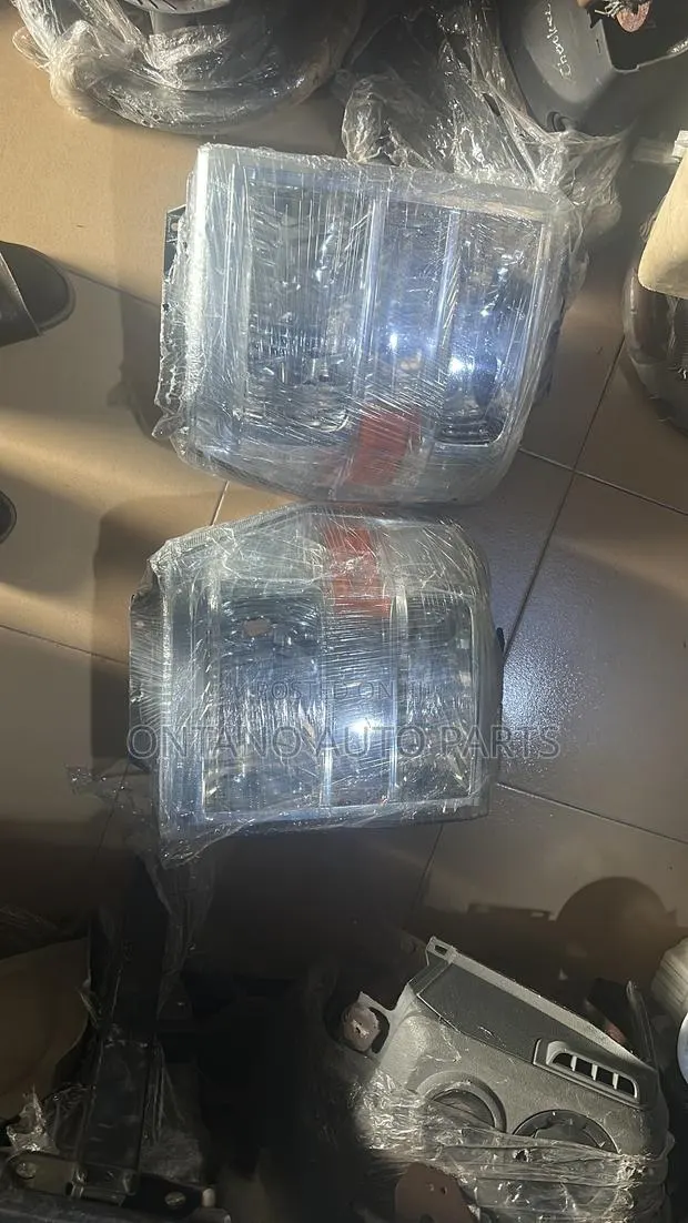 Ford Bus (E350) Headlight Pair · Photo 1