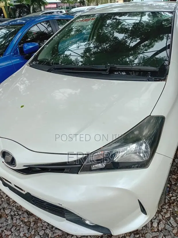 Toyota Vitz 2015 White · Photo 1