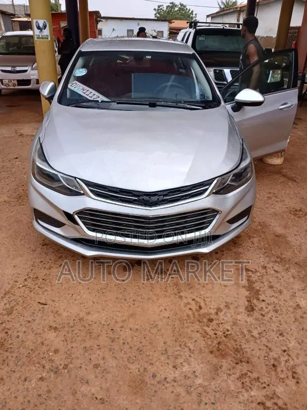 Chevrolet Cruze LT Auto Hatchback 2017 Silver · Photo 1