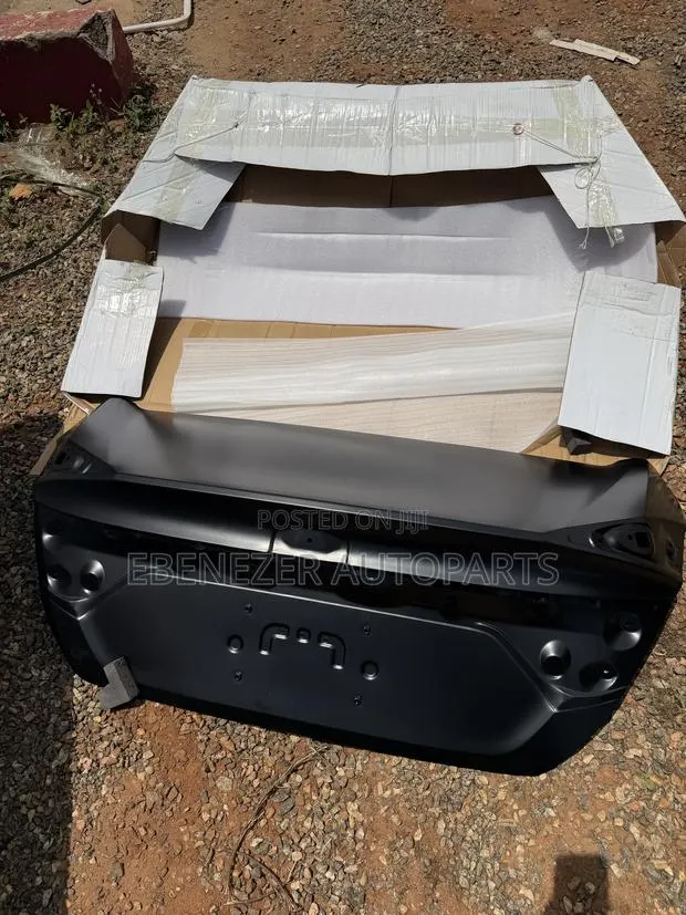 Honda Civic Boot Trunk Empty Brand New 2016 2017 2018 2019 2020 2021 · Photo 1
