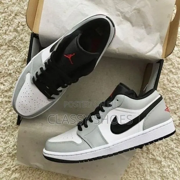 Jordan1 Low Ash and White · Photo 1