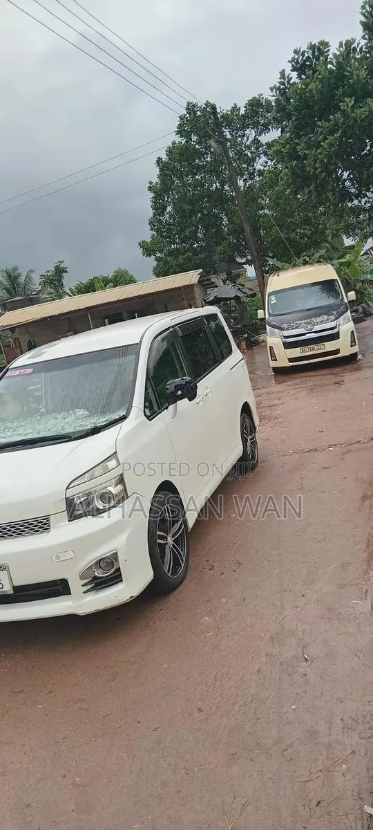 Toyota HiAce 2013 White · Photo 4
