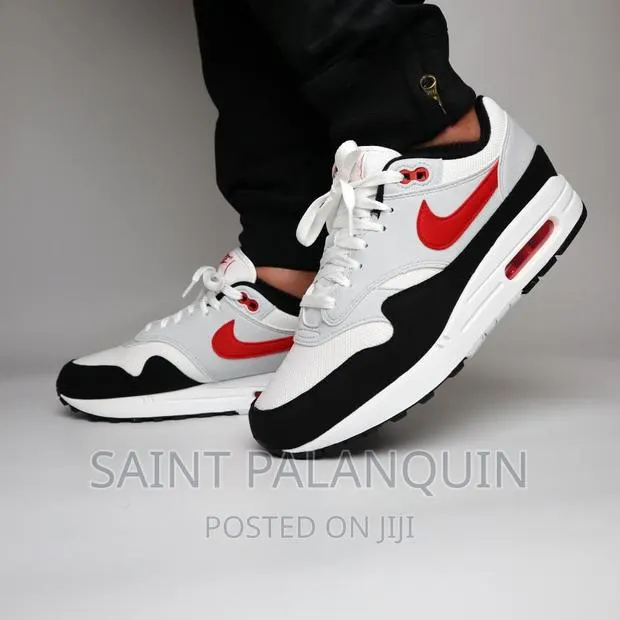 Nike Sneakers · Photo 1