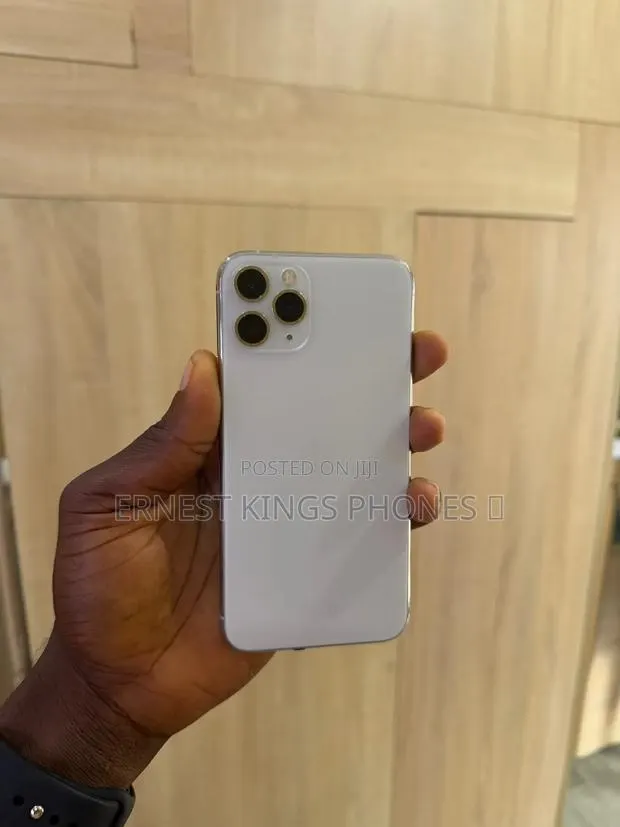 Apple iPhone 11 Pro 64 GB White · Photo 1
