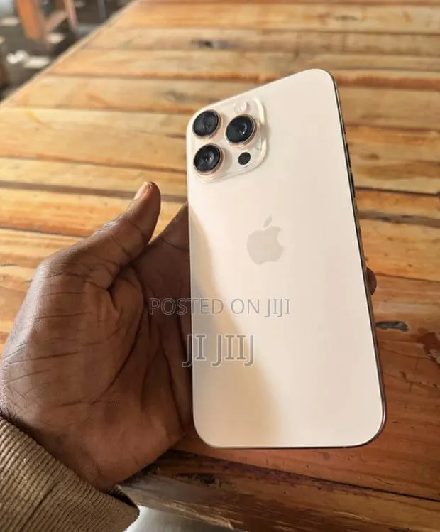 Apple iPhone 16 Pro Max 256 GB Gold · Photo 1