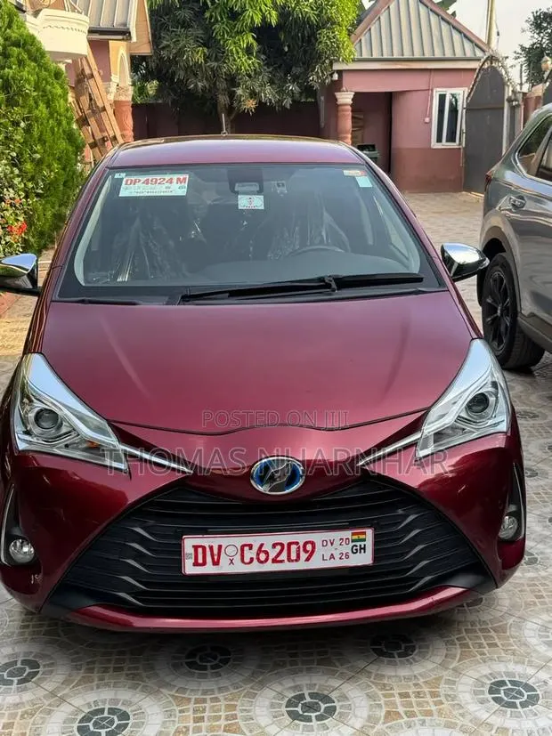Toyota Vitz 1.5 FWD Hybrid 5dr 2018 Red · Photo 1