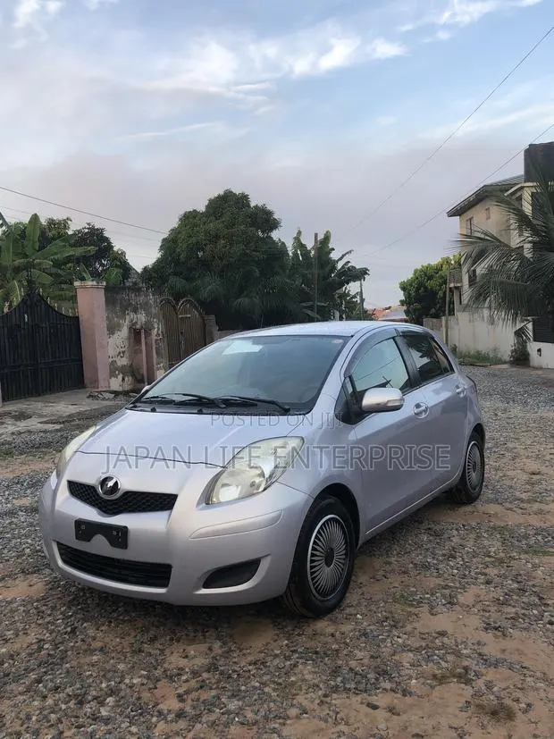 Toyota Vitz 2010 Silver · Photo 1