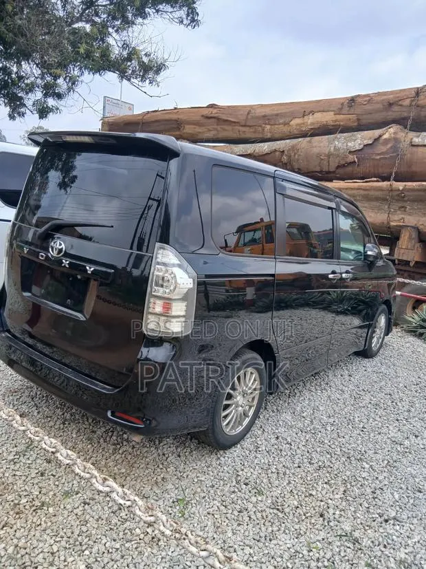 Toyota Voxy 2013 Black · Photo 1