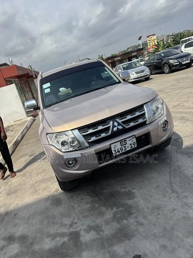 Mitsubishi Pajero Sport 2010 Beige · Photo 1