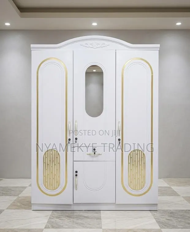 Modern 3-Door Wardrobe With Mirror · Photo 1