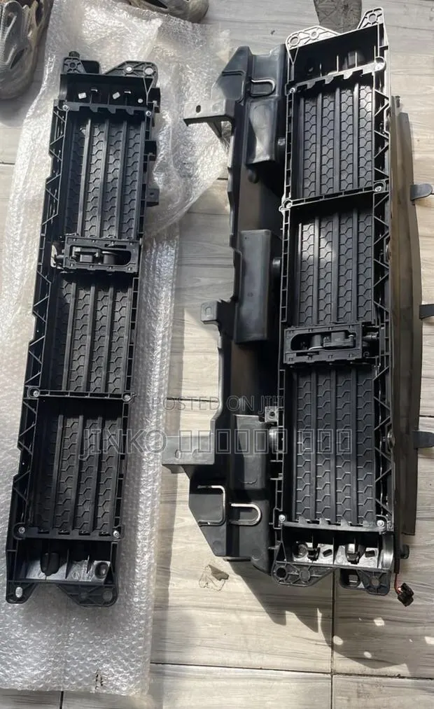 Honda CRV 2017-2021 Shutter Grille(top and Down) With Motors Set · Photo 1