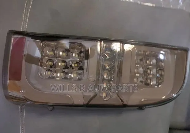 Toyota HILUX 2011-2014 · Photo 1