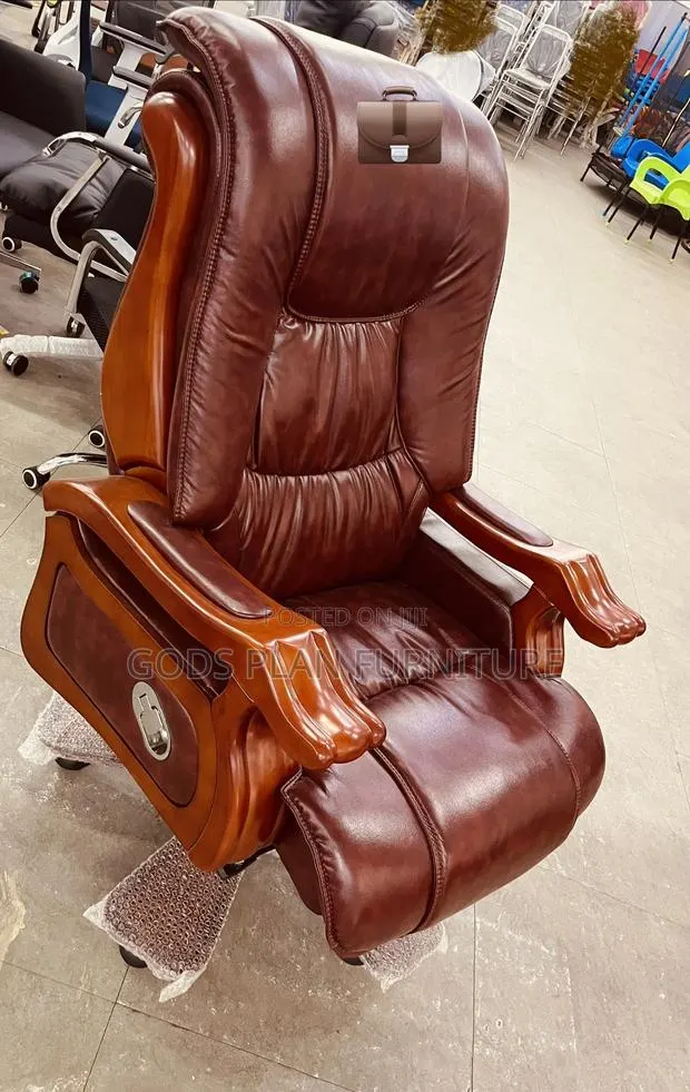 Luxurious Leather Executive Office Chair · Photo 1