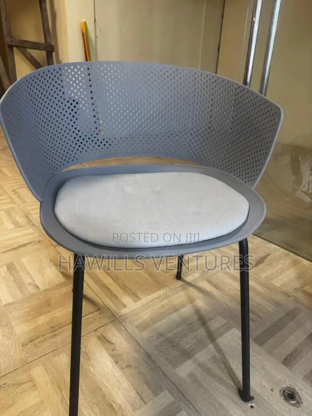 Beautiful Plastic Chair · Photo 1