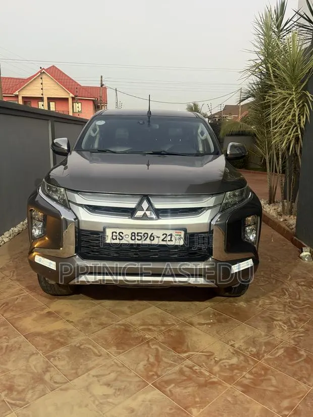 Mitsubishi L200 Sportero 2.4 Diesel 2021 Brown · Photo 1