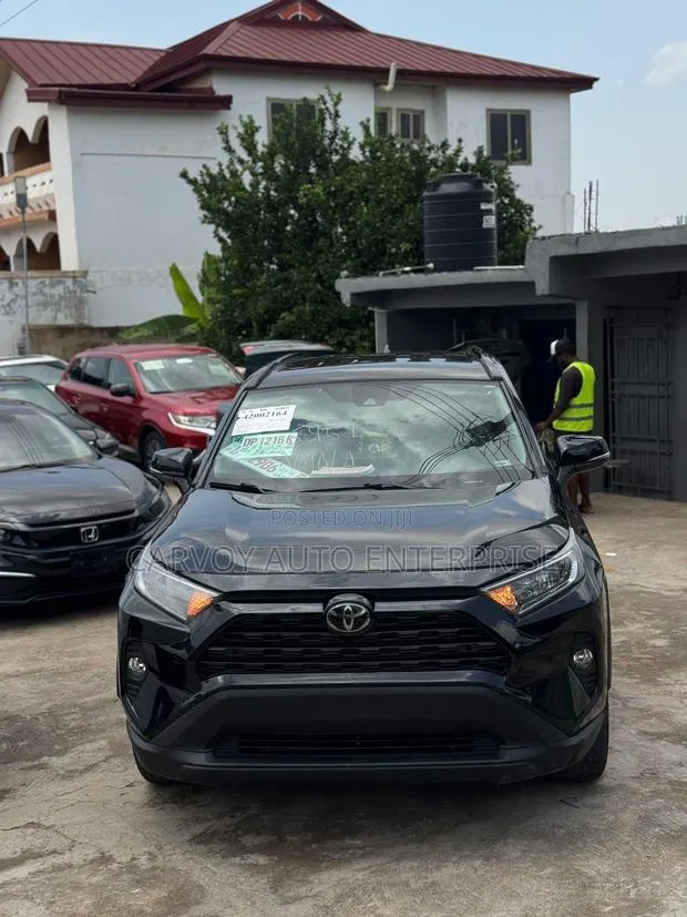 Toyota RAV4 XLE 2021 Black · Photo 1