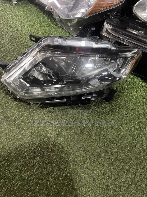 Nissan Rouge 2014-2017 Headlights Original · Photo 1