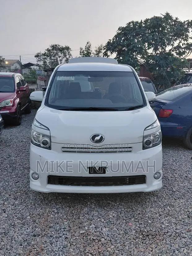 Toyota Voxy 2011 White · Photo 1