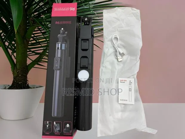 R6 Adjustable Selfie Stick Tripod · Photo 1