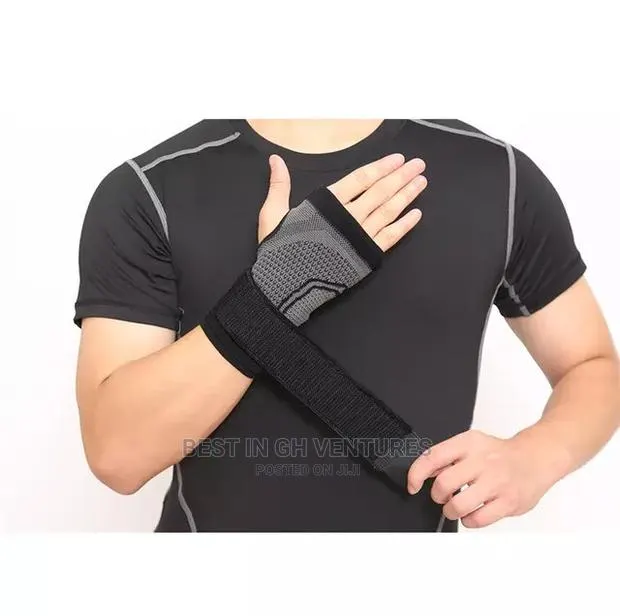 Black Wrist Compression Support · Photo 1