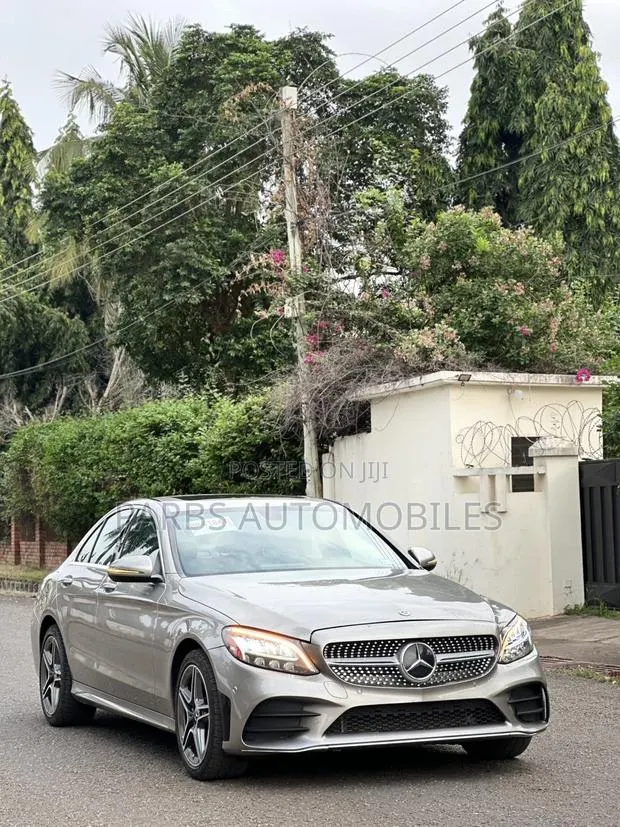 Mercedes-Benz C300 2020 Gold · Photo 1