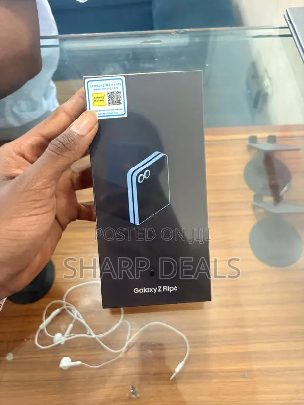 New Samsung Galaxy Z Flip6 256 GB Blue · Photo 1