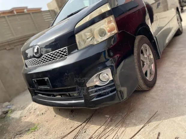 Toyota Voxy 2012 Black · Photo 1