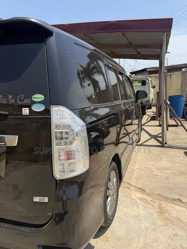 Toyota Voxy V 2WD 7-Seater 2013 Black · Photo 1