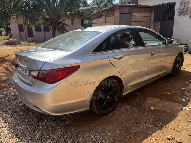 Hyundai Sonata Limited 2.0T Sedan (2.0L 4cyl 6A) 2013 Silver · Photo 1