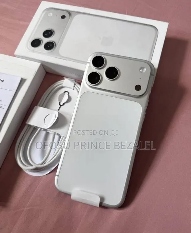 Apple iPhone 17 Pro Max 256 GB Silver · Photo 1