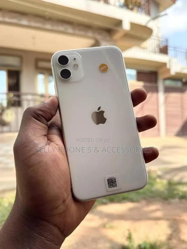 Apple iPhone 11 128 GB White · Photo 1