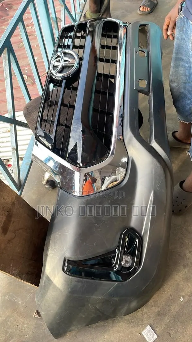 Toyota Hilux 2020-2025 Front Complete Bumper · Photo 1
