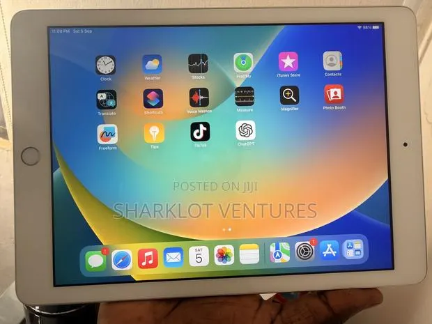 New Apple iPad 9.7 32 GB Silver · Photo 1