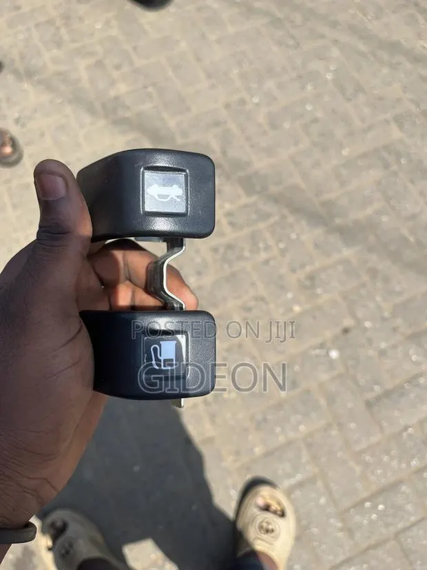Honda CRV 2018 -2021 Bonnet and Fuel Release Handle · Photo 1