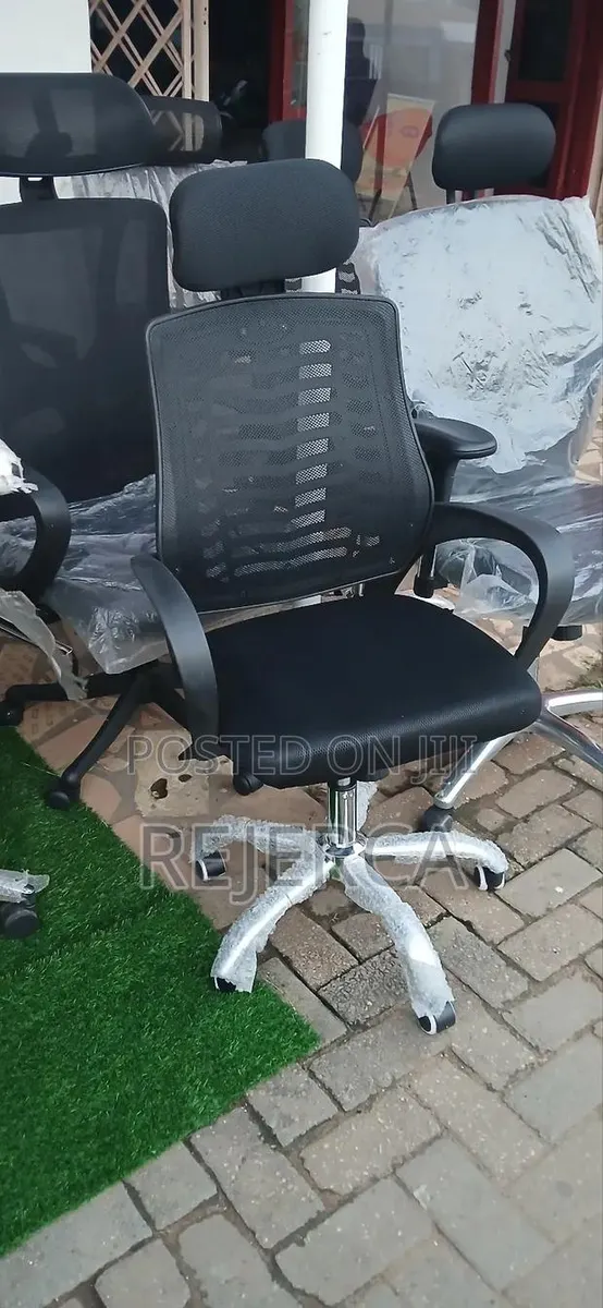 Adjustable Office Swivel Chair · Photo 1