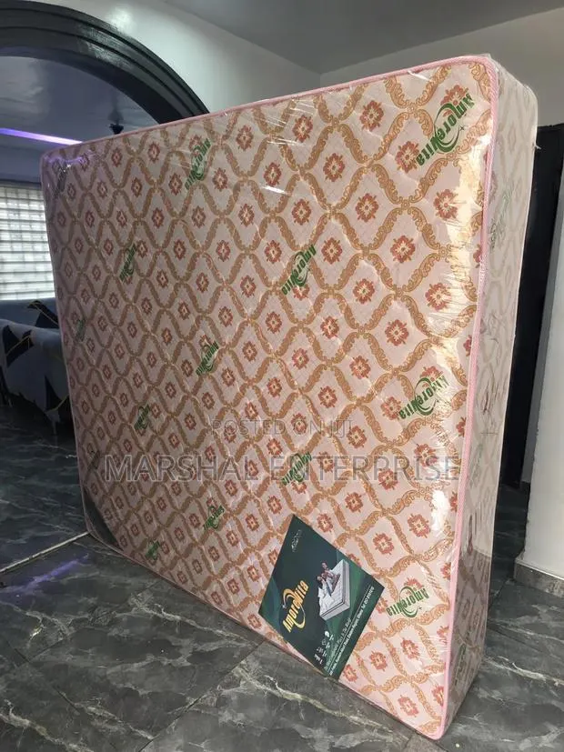8" Queen Size High Quality Compressed Mattress. · Photo 1