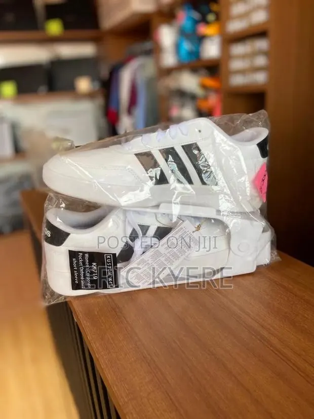 Adidas White Casual Sneakers With Black Stripes · Photo 1